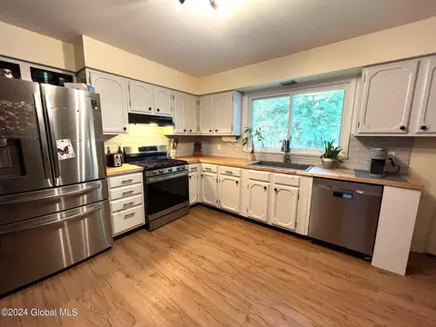 8 Phyllis Ct, Schenectady, NY 12303 photo 10