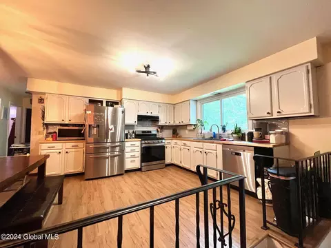 8 Phyllis Ct, Schenectady, NY 12303 photo 12