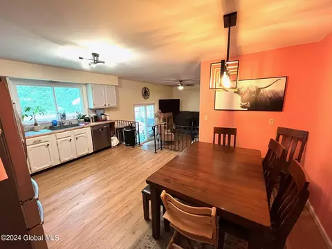 8 Phyllis Ct, Schenectady, NY 12303 photo 8