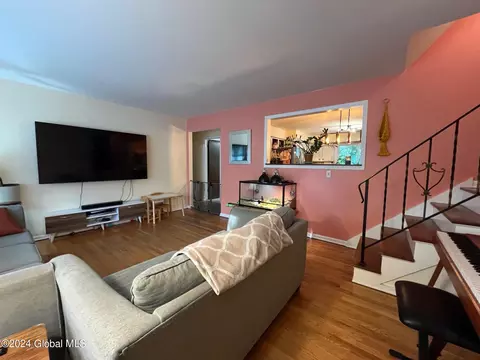8 Phyllis Ct, Schenectady, NY 12303 photo 6
