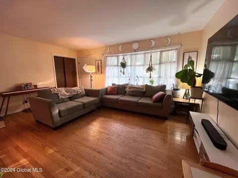 8 Phyllis Ct, Schenectady, NY 12303 photo 4