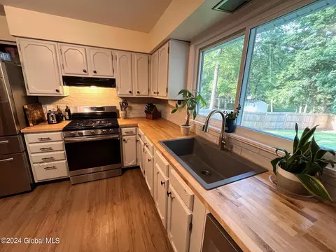 8 Phyllis Ct, Schenectady, NY 12303 photo 11