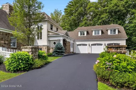15 Saratoga Farm Rd, Malta, NY 12020