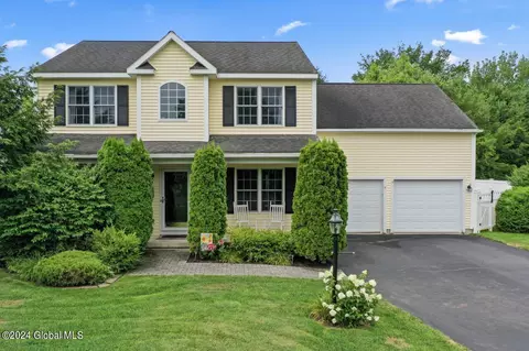 4 Packetboat Ct, Waterford, NY 12188