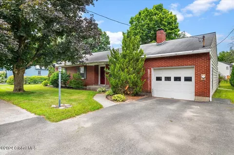 257 W Circular St, Saratoga Springs, NY 12866