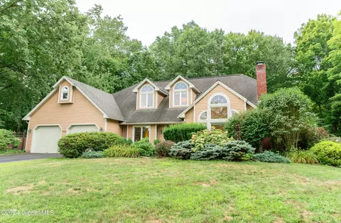8 Chesterwood Ct, Ballston Spa, NY 12020