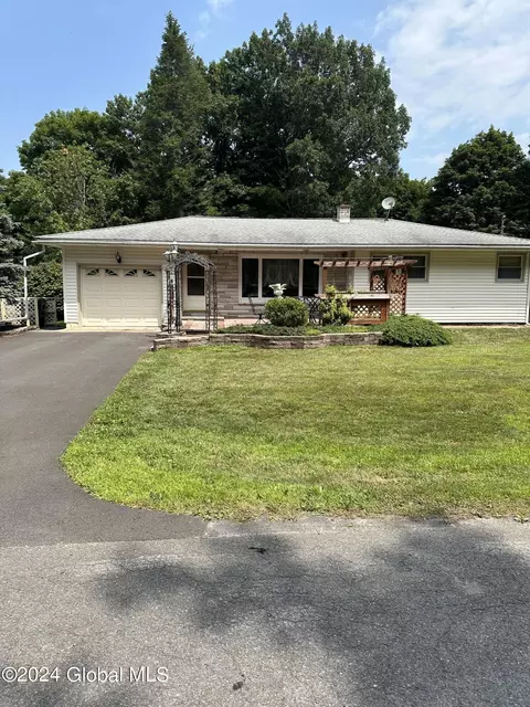 28 Hill Dr, Voorheesville, NY 12186
