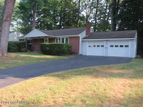 45 Saratoga Dr, Glenville, NY 12302