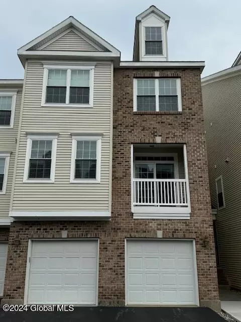 2205 Admirals Walk Dr, Cohoes, NY 12047