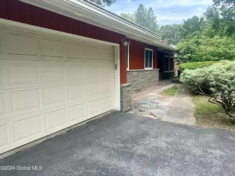 903 Londonderry Ct, Schenectady, NY 12309 photo 4