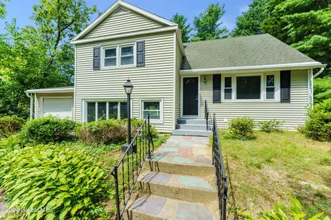 7 Patten Dr, Loudonville, NY 12211