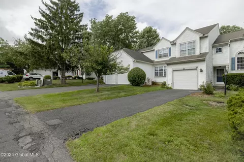 19 Malibu Hl, Rensselaer, NY 12144