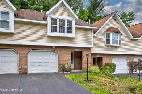 4009 Chaucer Pl, Slingerlands, NY 12159