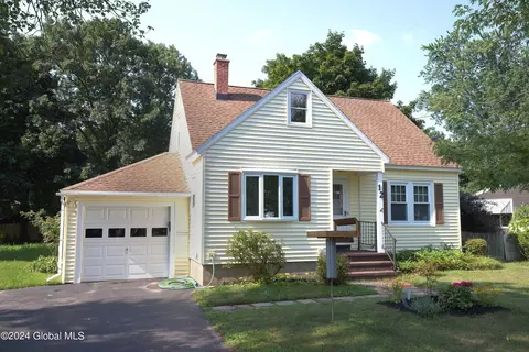 12 Saratoga Dr, Glenville, NY 12302