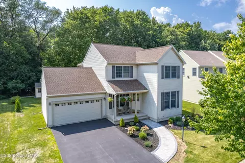 8 Sienna Dr, Ballston Lake, NY 12019