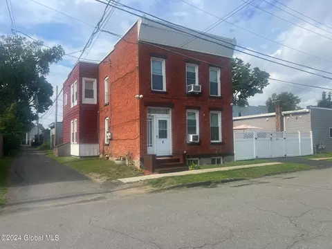 8 106th St, Troy, NY 12182
