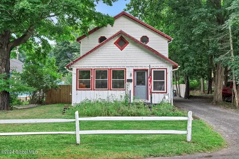 83 Center St, Chatham, NY 12037
