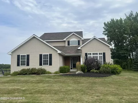 16 Hunters Run, Ballston Lake, NY 12019