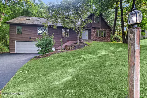 7 Vineyard Cir, Clifton Park, NY 12065