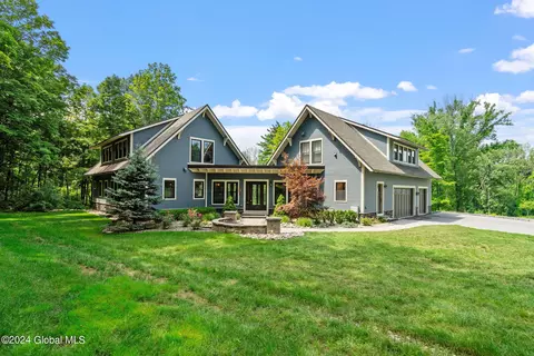 24 Kingsbridge Ct, Ballston Lake, NY 12019