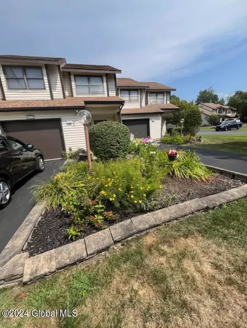 77 Surrey Hill Dr, Latham, NY 12110