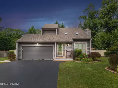 727 Hampshire Seat, Niskayuna, NY 12309