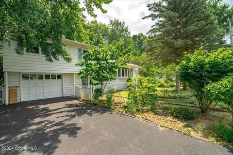 9 Emerson Dr, Latham, NY 12110