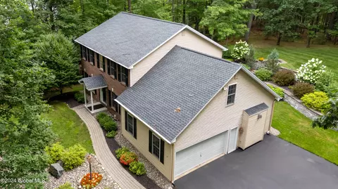 25 Seymour Dr, Saratoga Springs, NY 12866