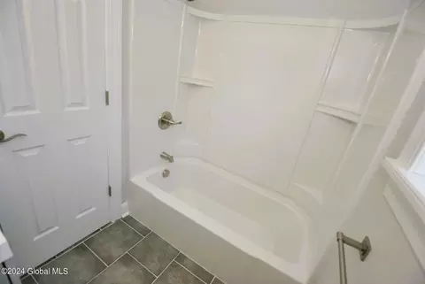 Bath - 42 Plaske Dr, Schenectady, NY 12309 photo 2 of 2