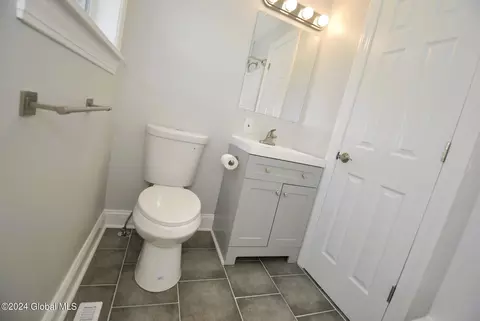 Bath - 42 Plaske Dr, Schenectady, NY 12309 photo 1 of 2