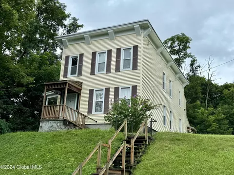 4 Rockton St, Amsterdam, NY 12010