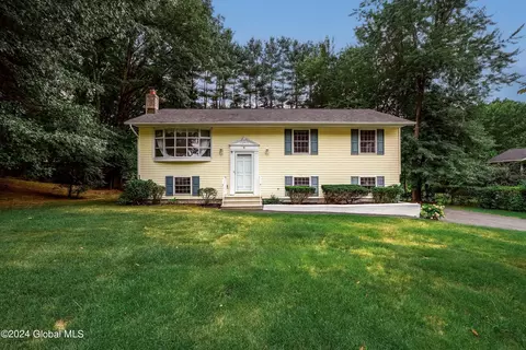 8 Apricot Ct, Clifton Park, NY 12065