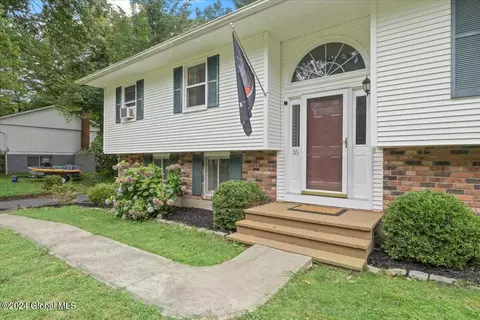 35 Acorn Ave, Clifton Park, NY 12065