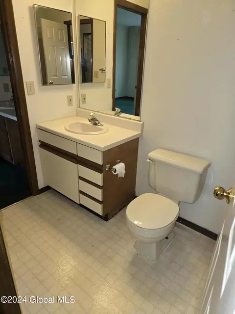 Bath - 108 Burgoyne Dr, Halfmoon, NY 12065 photo 1 of 3