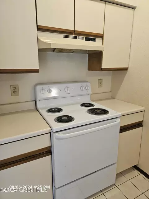 Kitchen - 108 Burgoyne Dr, Halfmoon, NY 12065 photo 3 of 4