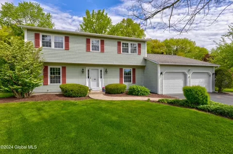 82 Gloucester St, Clifton Park, NY 12065