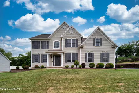 15 S Outlook Dr, Halfmoon, NY 12118