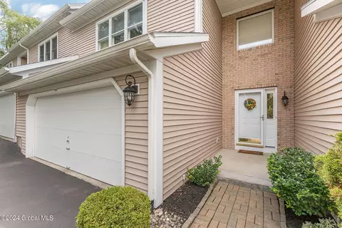 2491 E Nott St, Niskayuna, NY 12309