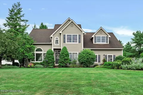 6 Hunters Run Blvd, Cohoes, NY 12047