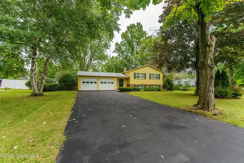 838 Huntingdon Dr, Niskayuna, NY 12309