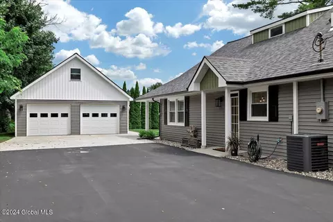 32 Kirby Rd, Saratoga Springs, NY 12866