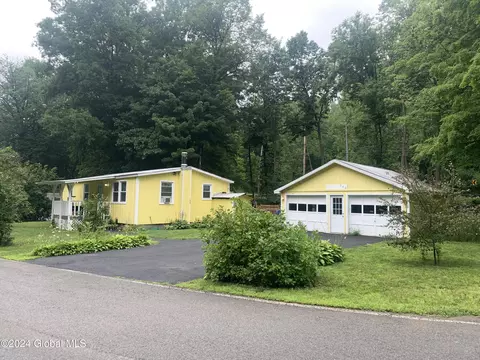 360 Daniels Rd, Saratoga Springs, NY 12866