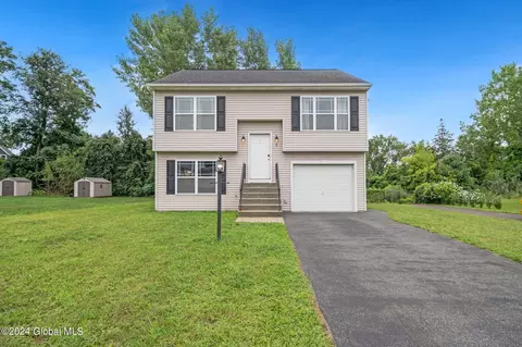 8 Keystone Ct, Albany, NY 12205