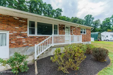 25 Hembold Dr, Schenectady, NY 12303