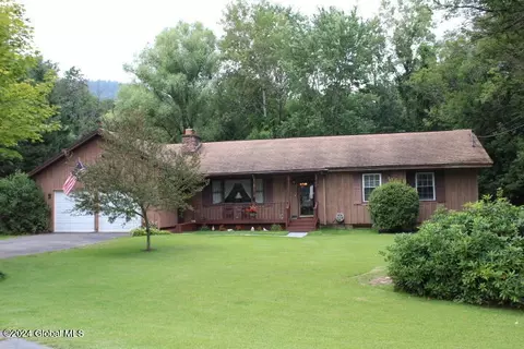28 Applehouse Ln, Queensbury, NY 12804