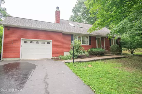 4 Hall St, East Greenbush, NY 12061