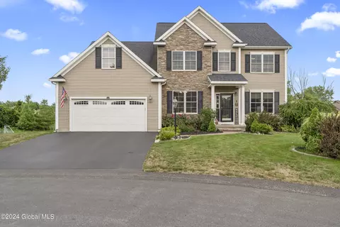 8 Mcewan Way, Watervliet, NY 12189