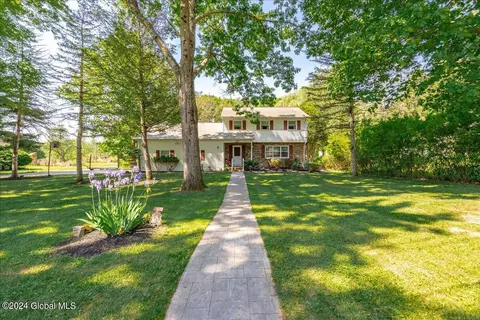 62 Grissom Dr, Clifton Park, NY 12065