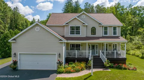 67 Hoffman Rd, Saratoga Springs, NY 12866