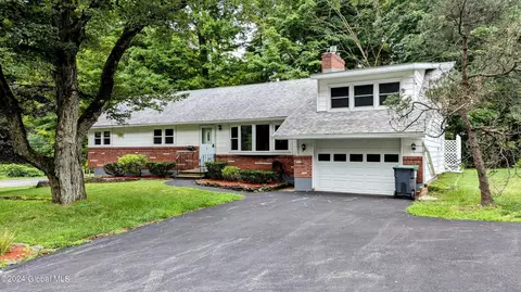 1 Woodcrest Dr, Glenville, NY 12302